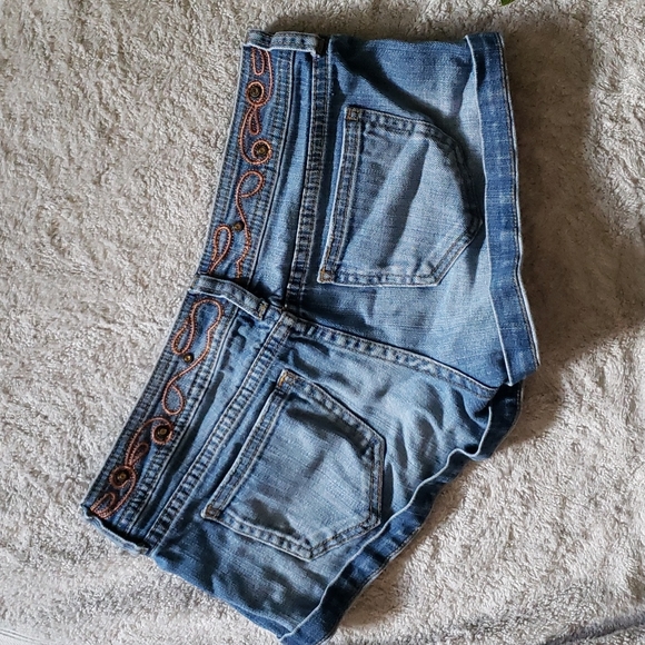 Charlotte Russe low-rise jean shorts (size 4) - Picture 4 of 9